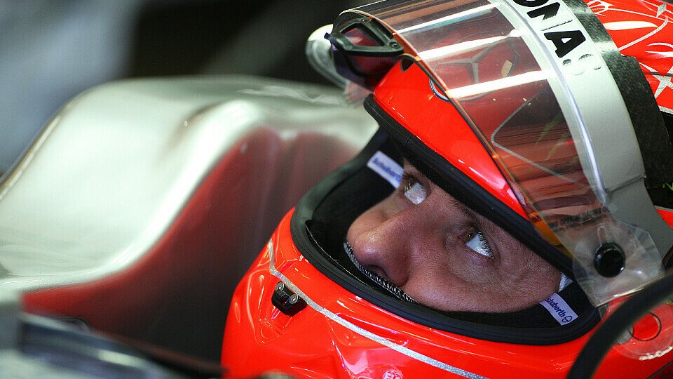 Zum Augenrollen: Auch von Ex-Stallkollege Riccardo Patrese muss sich Michael Schumacher Performance-Kritik anhören, Foto: Sutton
