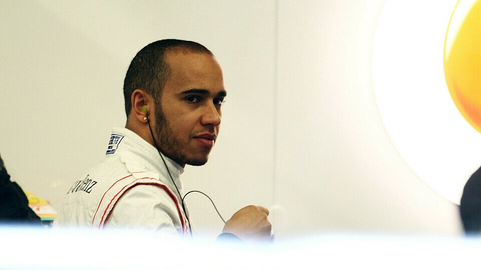 Lewis Hamilton freut sich über Didier Cotons Ankunft, Foto: Sutton Lewis Hamilton freut sich über Didier Cotons Ankunft, Foto: Sutton