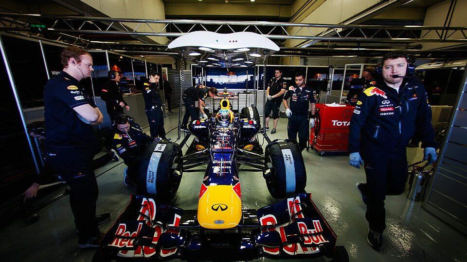 Sebastian Vettel verbrachte am Freitag viel Zeit in der Box, Foto: Red Bull
