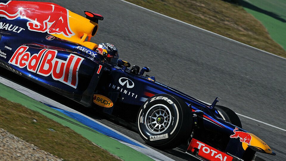 Sebastian Vettel steht bei Sir Stirling Moss ganz hoch im Kurs, Foto: Pirelli