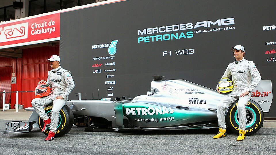Während Michael Schumacher und Nico Rosberg noch vor dem neuen Auto posierten stellte sich Norbert Haug der Presse, Foto: Sutton