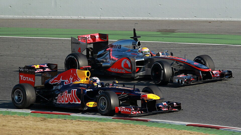 Kleines Rennen unter Rennkollegen: Sebastian Vettel gegen Lewis Hamilton, Foto: Sutton