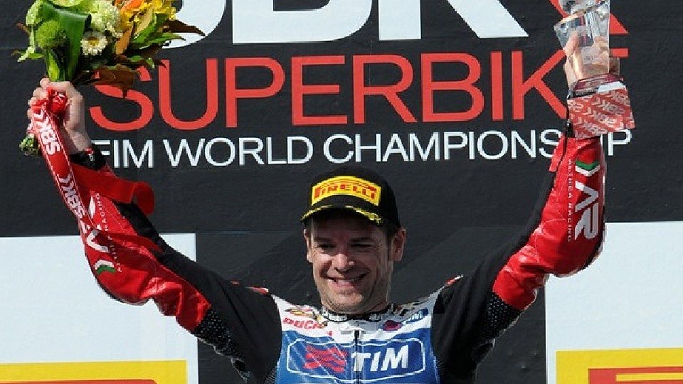 Carlos Checa freute sich riesig über seinen Sieg, Foto: Althea Racing