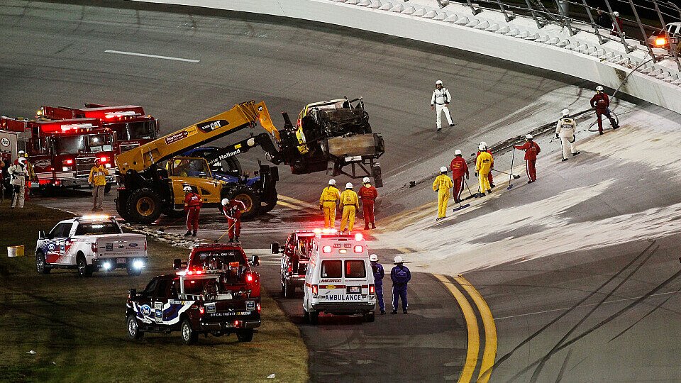 Juan Pablo Montoya krachte beim Daytona 500 in ein Streckensäuberungsfahrzeug, Foto: NASCAR