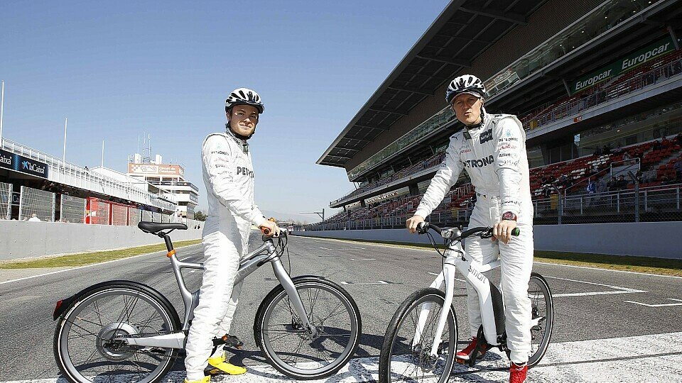 Rosberg und Schumacher mit ihren Pedelecs, Foto: Mercedes-Benz