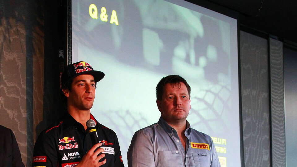 Daniel Ricciardo und Pirelli-Motorsportchef Paul Hembery in Melbourne, Foto: Sutton