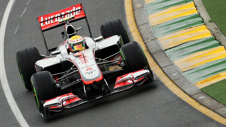 Lewis Hamilton hängte Romain Grosjean knapp ab, Foto: Sutton