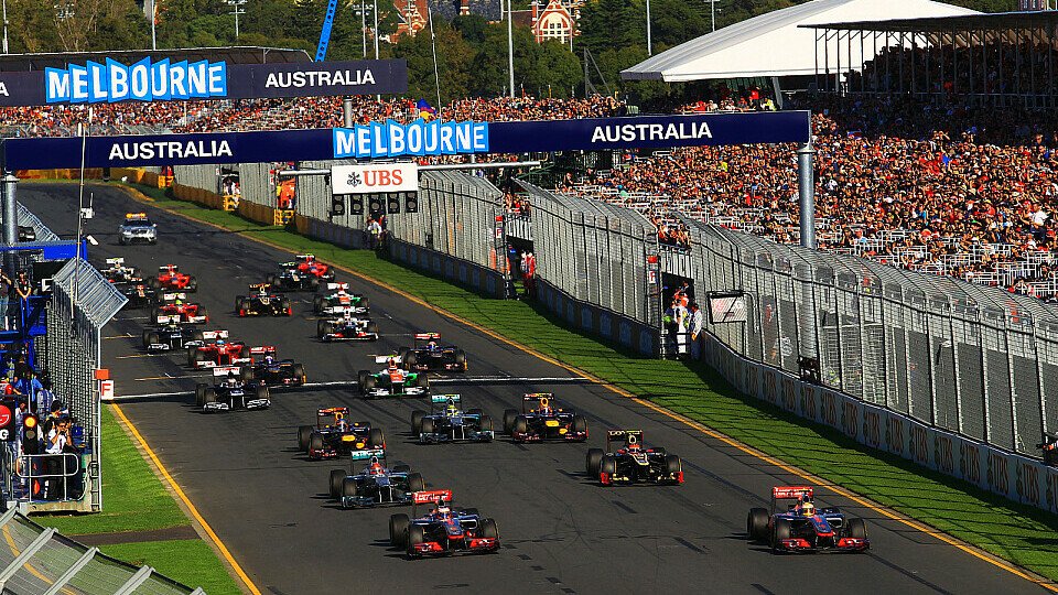Beim Start wird McLaren Michael Schumacher genau im Auge behalten, Foto: Sutton