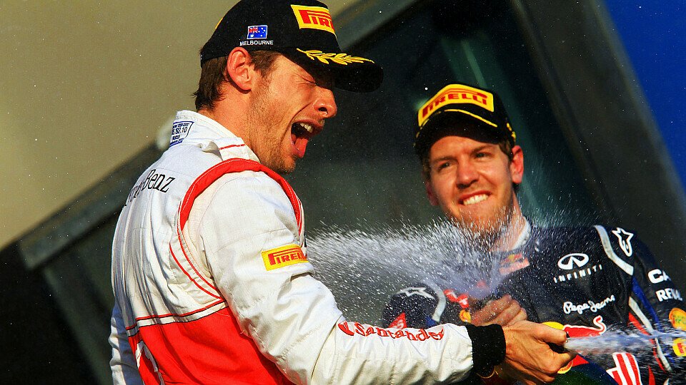 Erst auf dem Podium kam Sebastian Vettel näher an Jenson Button, Foto: Sutton