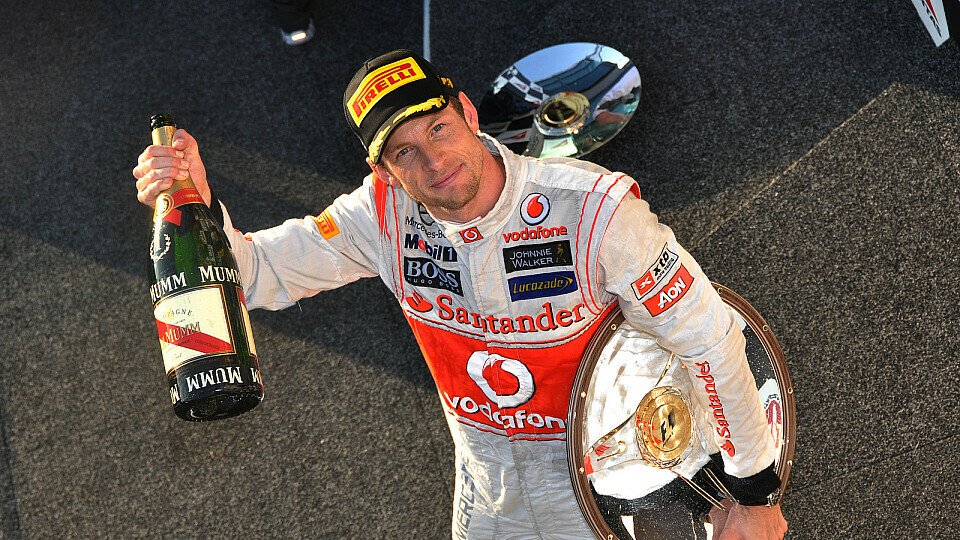 Jenson Button sammelte auch in Melbourne Pokale: Na dann mal Prost!, Foto: Sutton