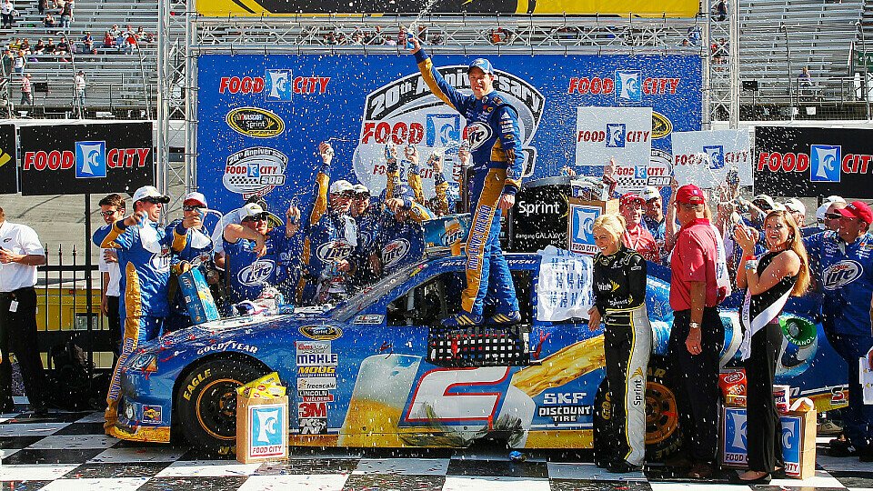 Brad Keselowski feiert mit seinem Penske-Dodge-Team, Foto: NASCAR