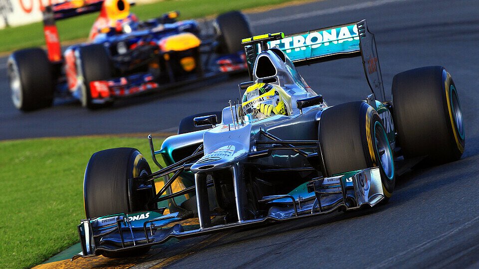 Mercedes sieht noch von einem offiziellen Protest gegen Red Bull ab, Foto: Sutton