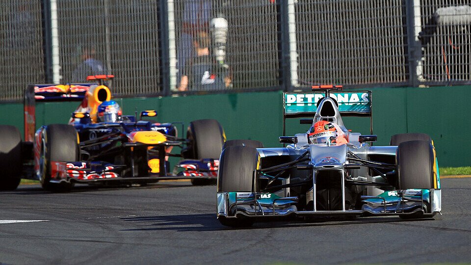 Michael Schumacher sieht beim Silberpfeil noch Luft nach oben, Foto: Sutton