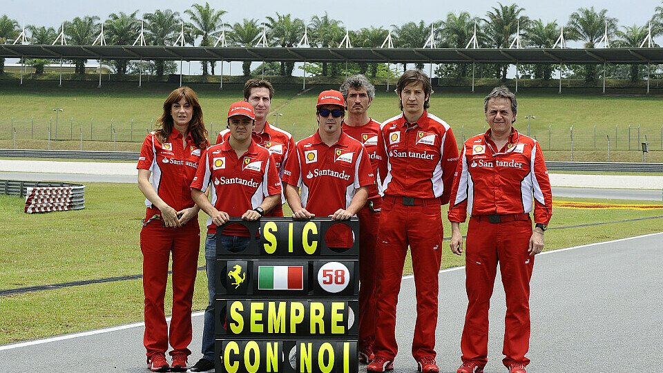 Einige Ferrari-Teammitglieder machten zum Gedenken an Marco Simoncelli ein Foto an der Unfallstelle, Foto: Ferrari