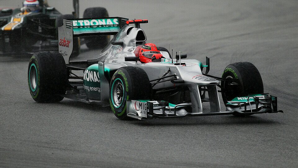 Trotz des Crashs mit Grosjean kam Schumacher noch glücklich in die Punkteränge, Foto: Sutton