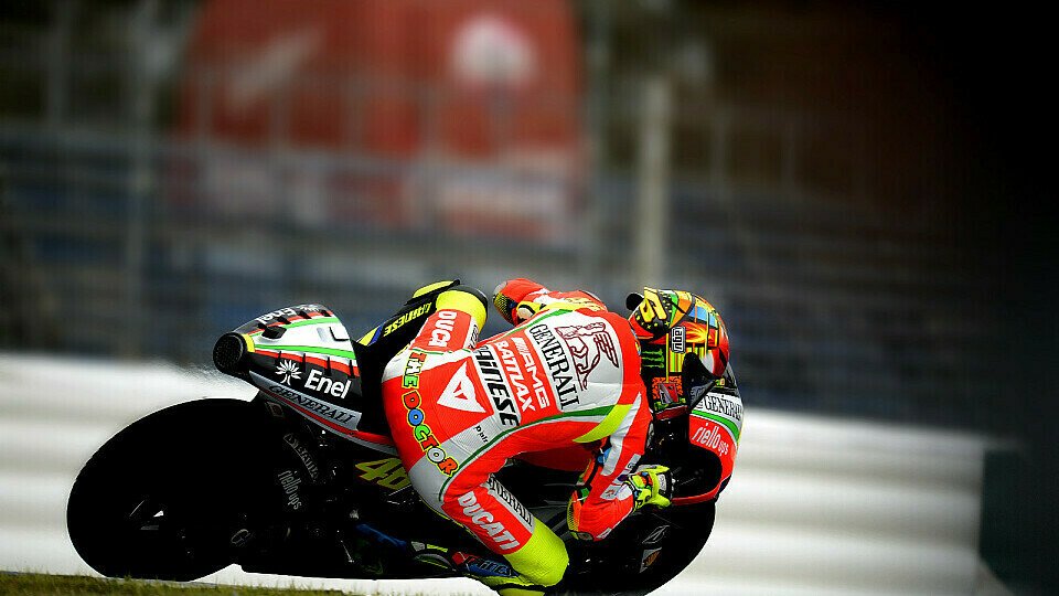 Valentino Rossi jagt die Konkurrenz, Foto: Ducati