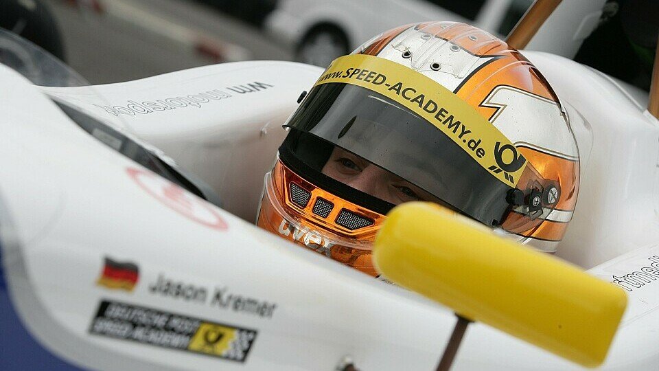 Jason Kremer liegt großen Wert auf das Design seines Rennhelmes, Foto: ADAC Formel Masters
