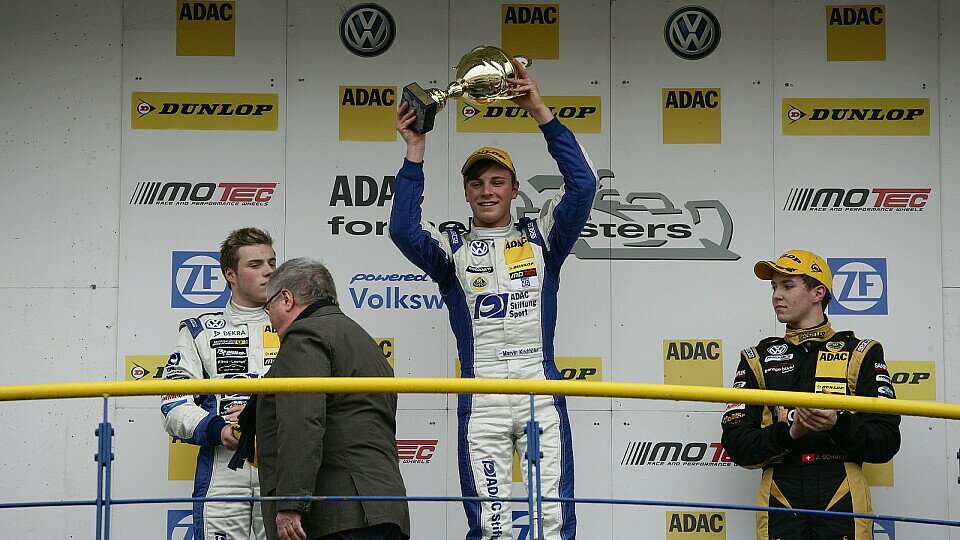 Marvin Kirchhöfer ließ sich auf dem Podest mit Jason Kremer und Jeffrey Schmidt feiern, Foto: ADAC Formel Masters