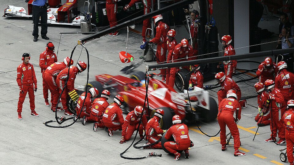 Die Boxencrew machte Fernando Alonso in China am meisten Freude, Foto: Sutton