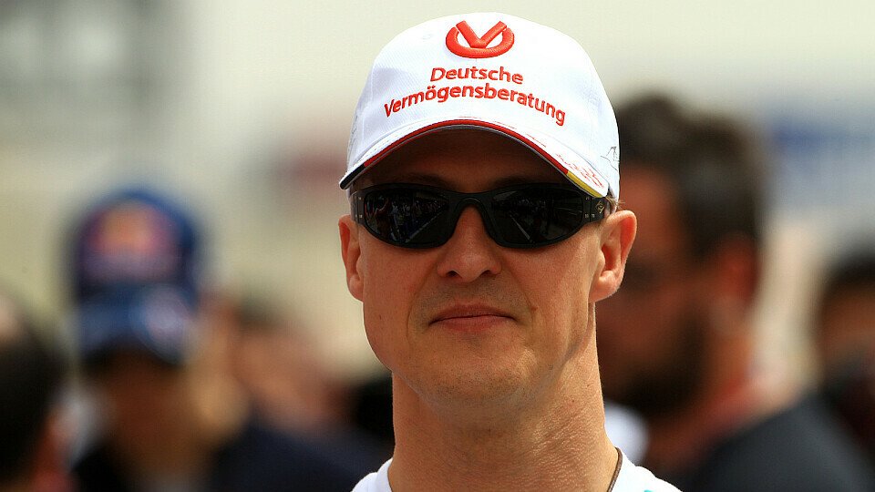 Michael Schumacher ist mit der Entwicklung zufrieden, Foto: Sutton