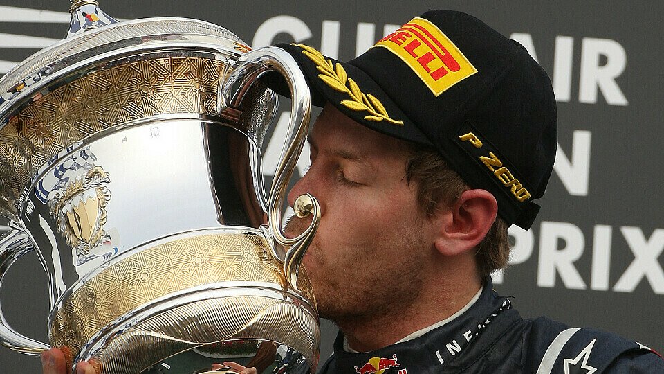 Vettel überglücklich über Sieg, Foto: Sutton
