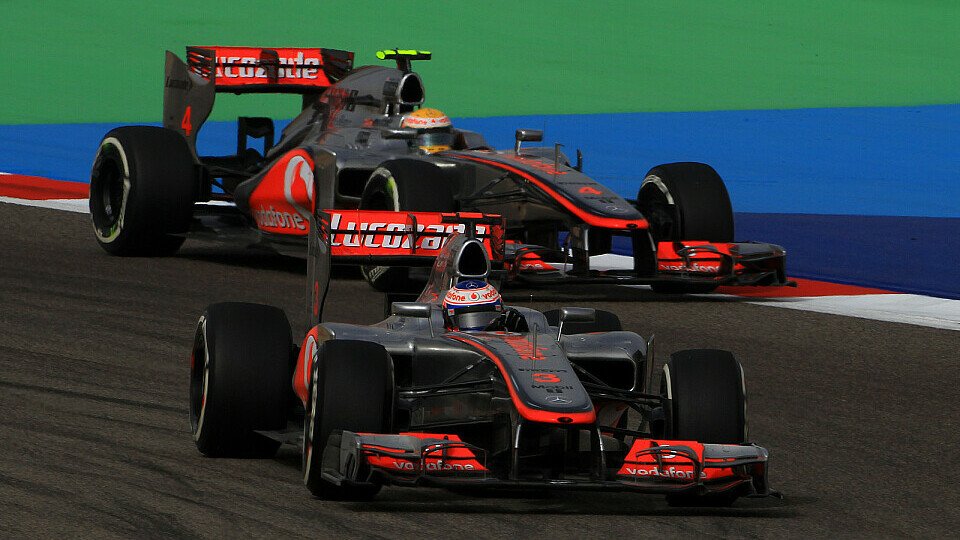 Beim Heimrennen in Silverstone fuhren die Chrompfeile hinterher, Foto: Sutton Beim Heimrennen in Silverstone fuhren die Chrompfeile hinterher, Foto: Sutton