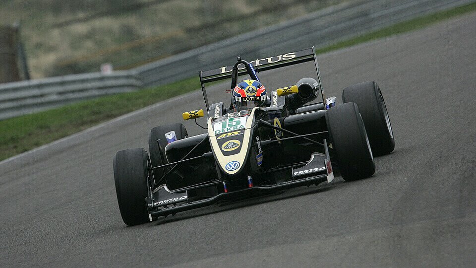 Artem Markelov fährt im Lotus zu seinem zweiten Saisonsieg, Foto: Formel 3 Cup