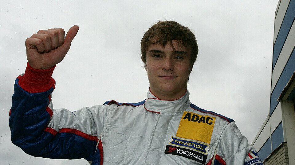 Daumen rauf: Lucas Auer gehört zu den Senkrechtstartern im Formelsport, Foto: Formel 3 Cup