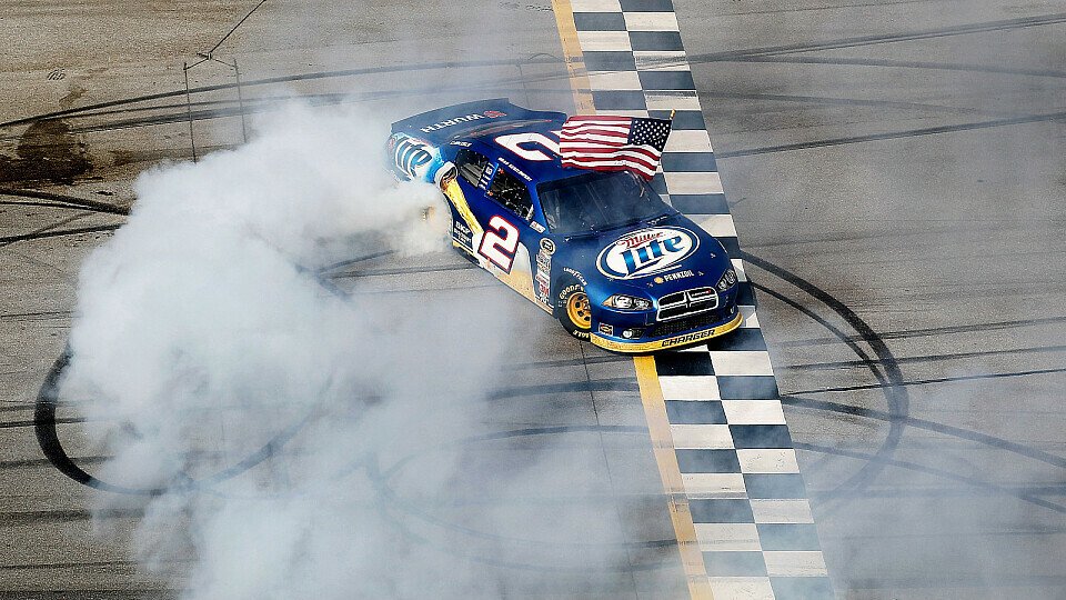 Brad Keselowski feiert mit Donuts seinen Dega-Sieg, Foto: NASCAR