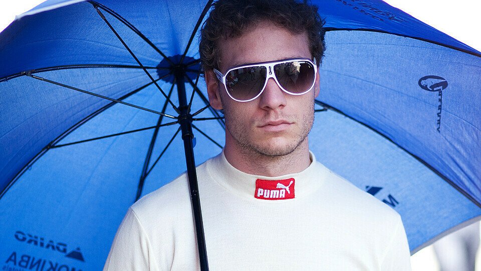 Trotz Regen cool: Fabrizio Crestani missbrauchte den Sonnenschirm für das kühle Nass und war damit in England standesgemäß erfolgreich, Foto: GP2 Series