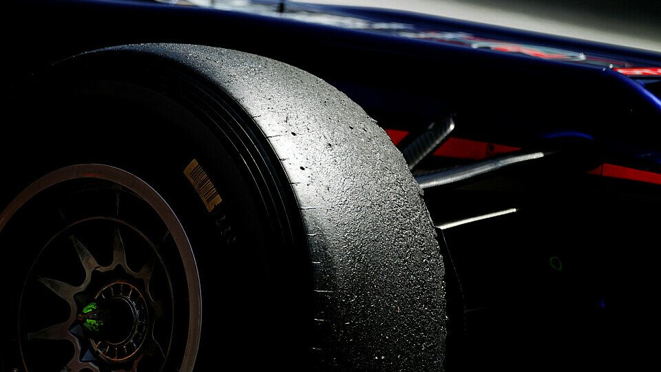 Red Bull muss Löcher in den Radnaben, die FIA solche im Reglement stopfen, Foto: Sutton