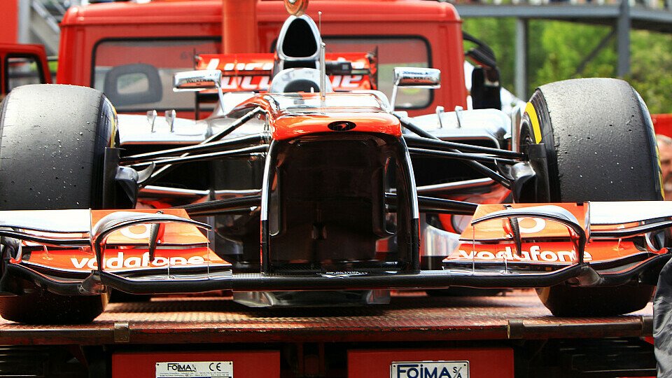 Lewis Hamiltons McLaren kam auf dem Transporter zurück, Foto: Sutton