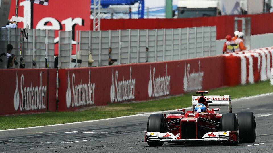 Fernando Alonso fuhr als Zweiter über die Linie, Foto: Sutton