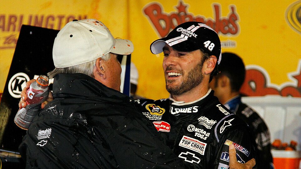 Rick Hendrick gratuliert Jimmie Johnson zum 200. Cup-Sieg, Foto: NASCAR