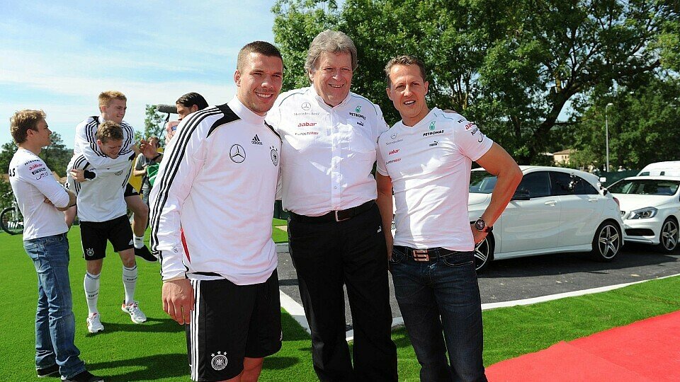 Lukas Podolski und Michael Schumacher kennen sich seit vielen Jahren, Foto: Mercedes-Benz