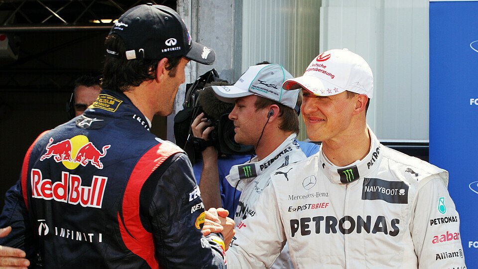 Mark Webber gratuliert Michael Schumacher zur Bestzeit im Qualifying, Foto: Sutton