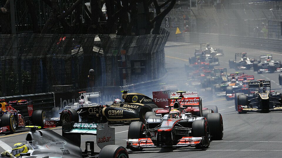 Schon der Start war teuer für McLaren, Foto: Sutton