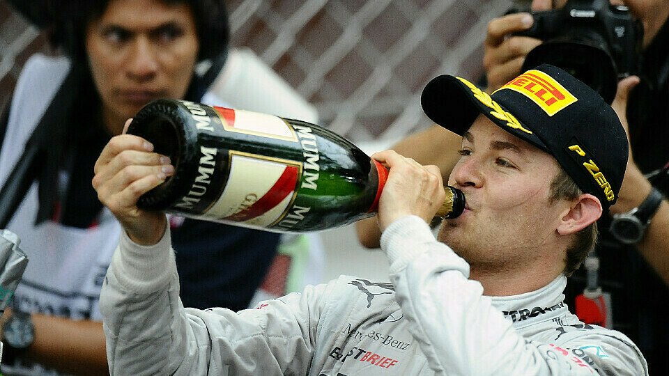 Nico Rosberg gönnte sich nach dem Thriller in Monaco erst einmal einen Schluck - und das auf dem Schulweg!, Foto: Sutton