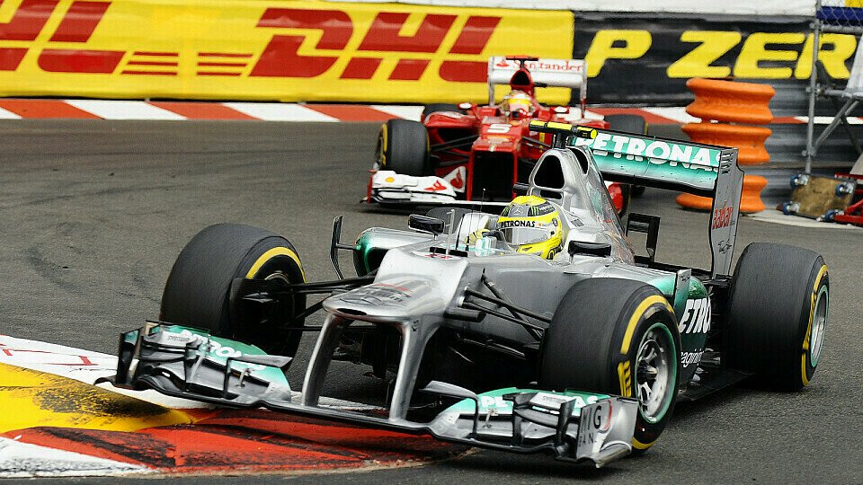 Eine Szene aus dem Vorjahr: Alonso jagt in Monaco den schnellen Mercedes von Rosberg, Foto: Sutton