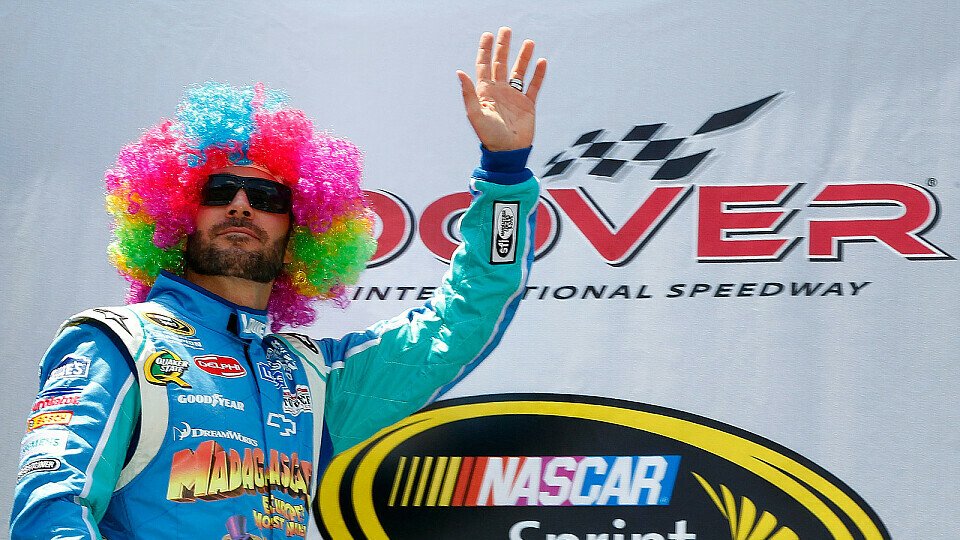 Jimmie Johnson feiert mit Sponsor-Perücke, Foto: NASCAR