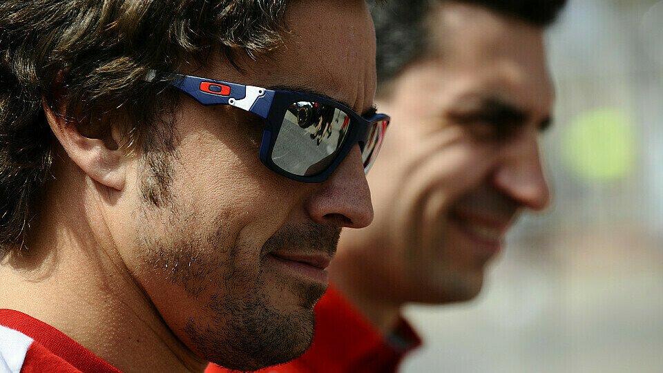 Fernando Alonso und Andrea Stella, Foto: Sutton