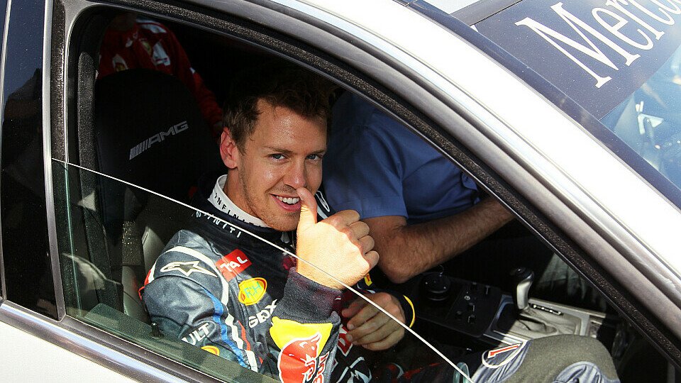 Nachdem er auf Pole fuhr, drückt Sebastian Vettel nun der deutschen Fußballnationalmannschaft die Daumen, Foto: Sutton