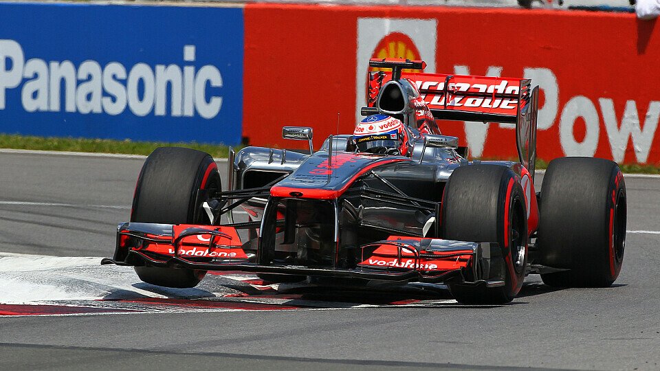 Jenson Button versucht es in Valencia im Hamilton-Stil, Foto: Sutton