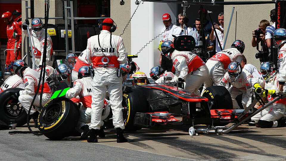 Die Boxenstopps von Lewis Hamilton laufen noch nicht nach Wunsch, Foto: Sutton