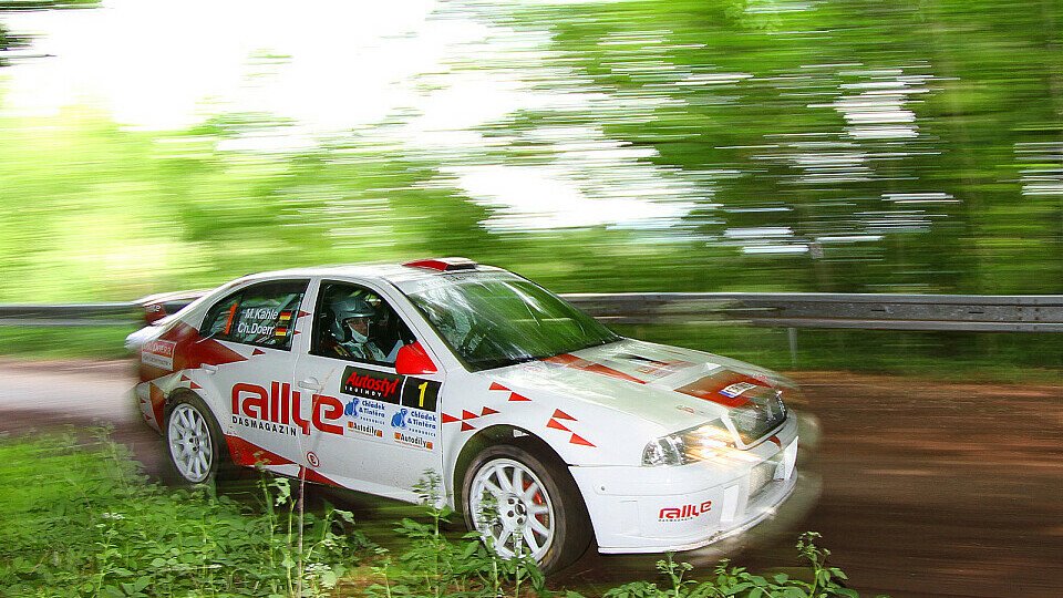 Bei wechselhaften Straßenverhältnissen holten die Sachsen in ihrem Škoda Octavia WRC den zweiten Platz – hinter dem unerwarteten Sieger Martin Semerad, Foto: Kahle Motorsport