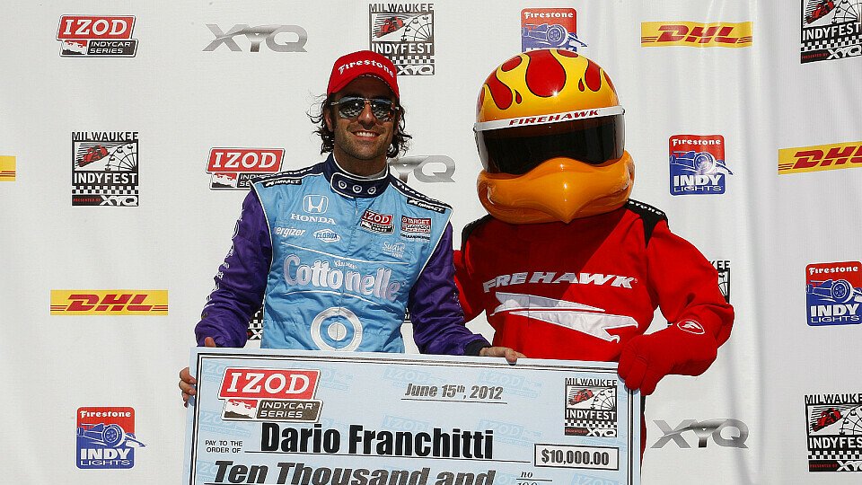 Überflieger: Dario Franchitti schoss den Vogel ab und gewann das Heat in Iowa, Foto: IndyCar/LAT USA