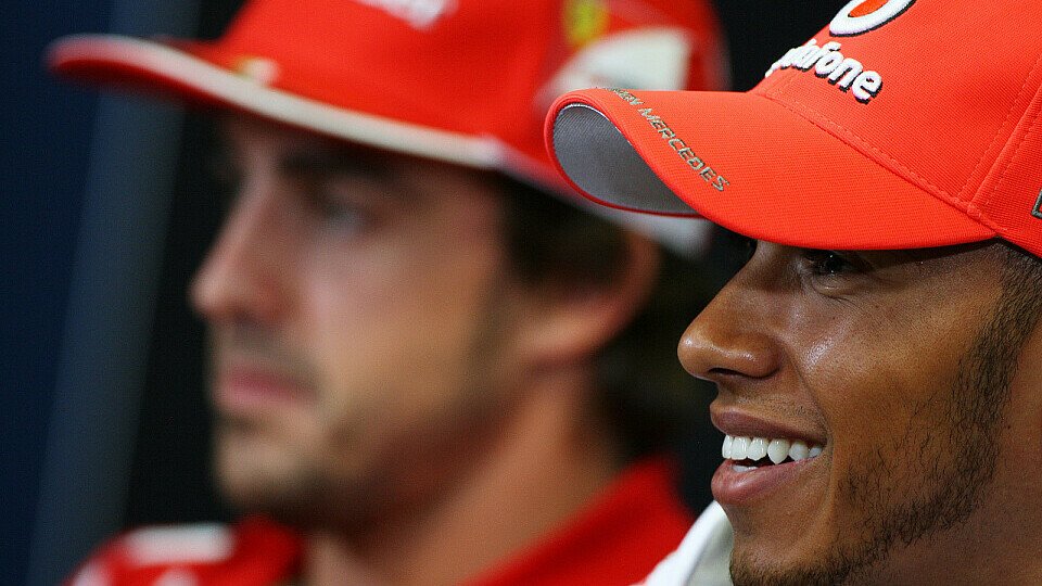 Lewis Hamilton und Fernando Alonso sind sich einig, die Formel 1 tut genug für Fans, Foto: Sutton