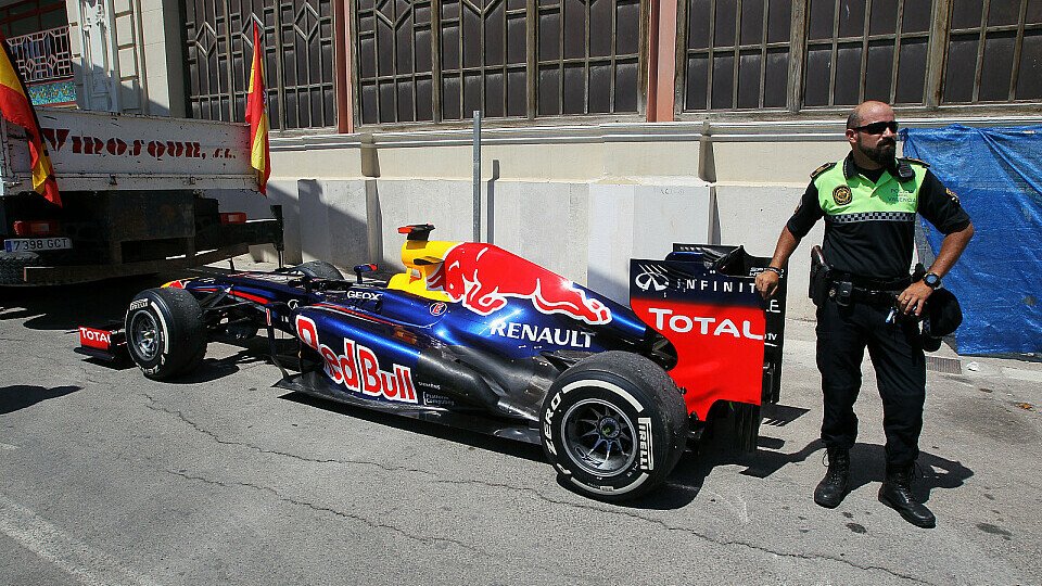 Ein Bewacher passt in Valencia auf Vettels gestrandeten RB8 auf - wie oft passiert das heuer noch?, Foto: Sutton
