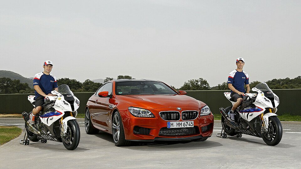 1 Bild, 8 Räder, 2 Fahrer: Leon Haslam und Marco Melandri, Foto: BMW AG
