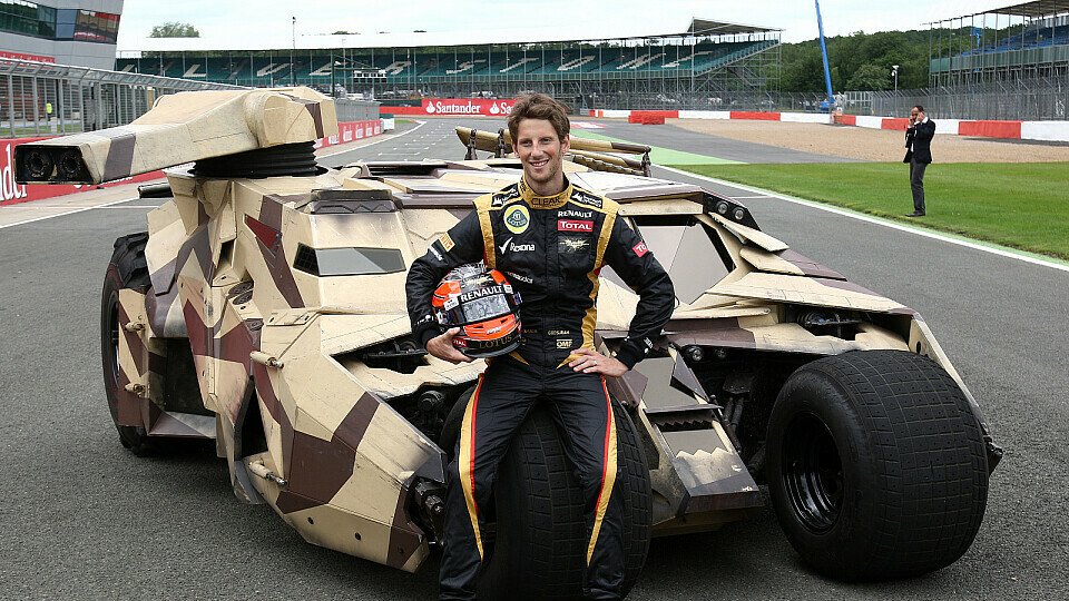 Im Batmobil wäre es wohl auch nicht schneller gegangen: Jung-Ehemann Romain Grosjean strahlte in Silverstone, Foto: Sutton